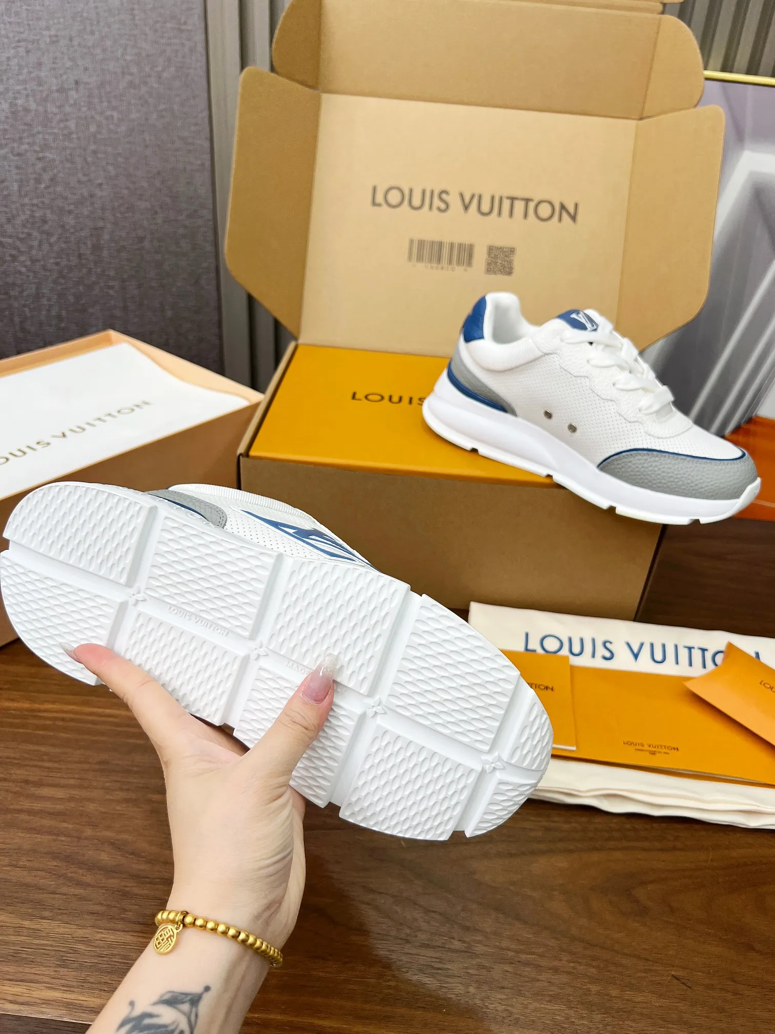 👟👟Ex-factory price 680👟👟 Men's size +10 LV Louis Vuitton L Jialu brand thick-soled casual couple sneakers🔥🔥🔥 Made of smooth cow leather and elegant design, can be easily integrated into various styles. The eye-catching LV letters are marked on the side of the shoe, and the lightweight rubber outsole is embellished with the Vuitton logo ▪️ Sole thickness: 4CM. The counter specializes in the latest casual shoes and new hard goods 🆕 ❥Purchase level! Full of high-end feel! A popular model among bloggers at home and abroad, it’s retro and fashionable and looks amazing on your feet! Wear a lot of happiness! The official website’s main recommendation★ ▪️Upper: Original custom-made imported calfskin fabric ▪️Inner lining: breathable gauze imported from Italy ▪️Outsole: rubber foam ➕tpu high-end outsole ▪️Shoe size: women’s 35-41, (women’s 41 is custom-made). Men's clothing 39-46 (45-46 customized).